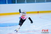 陕西：近百名选手冰上竞速 助力冰雪运动“热”起来