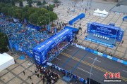 2025重庆璧山马拉松鸣枪起跑 9000名选手上演一场跑步狂欢