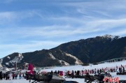 乌鲁木齐迎首个“雪假” 冰雪游搅热冬季旅游市场