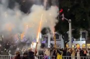 跨年夜，2男子在人群放飞气球时燃放“加特林”！当地警方：已行拘