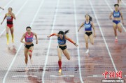 （粤港澳全运会）四川队选手刘英兰夺得十五运会女子400米金牌
