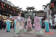 安徽黄山：沉浸式演绎互动 体验古街风情