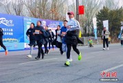 青海西宁：8000名选手参加环城跑迎新年