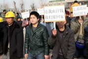 人民日报谈农民工讨薪：拖欠数百万 罚款却不超2万