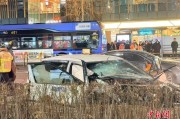 韩国首尔发生三车连环冲撞事故致1死9伤